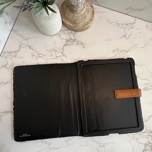 Bodhi - Leather Portfolio Case for Apple® iPad® 2 - Cheetah - Picture 6 of 9